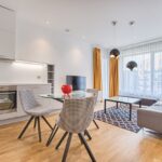 co jest modne na sciane w salonie