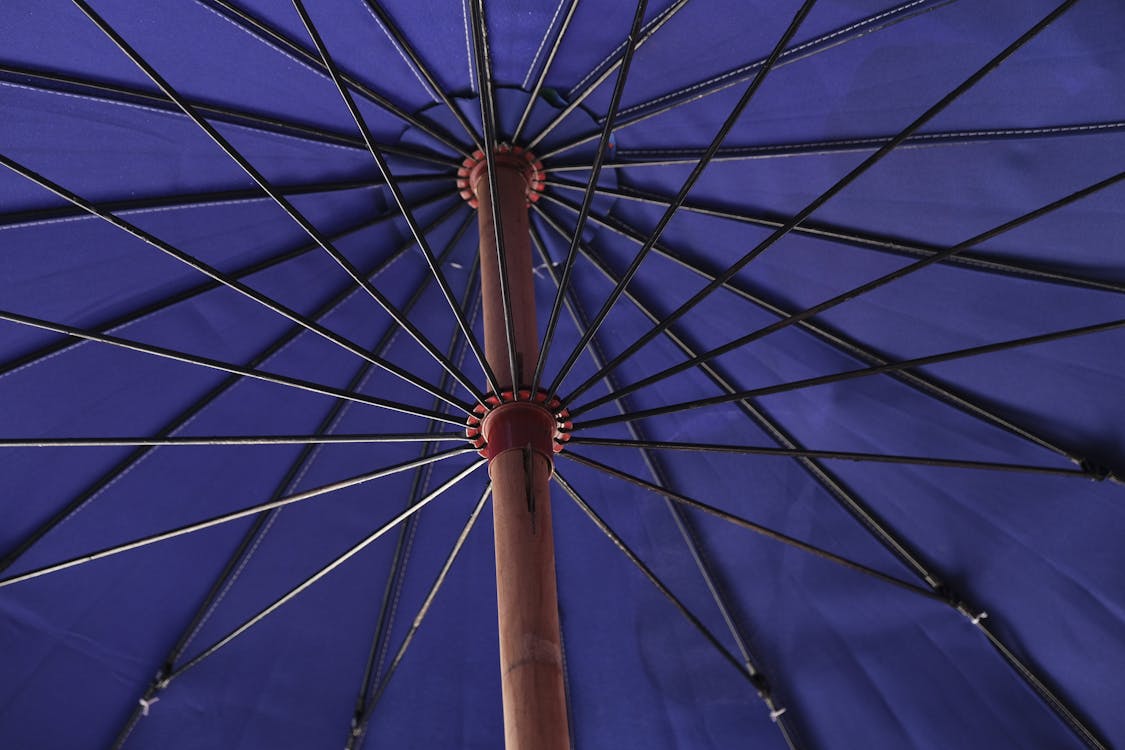 Zakładanie sznurka do parasola ogrodowego