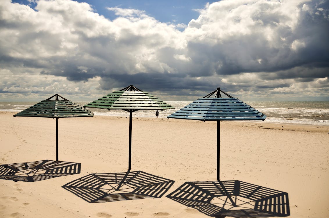 Parasol ogrodowy—drewniany czy aluminiowy