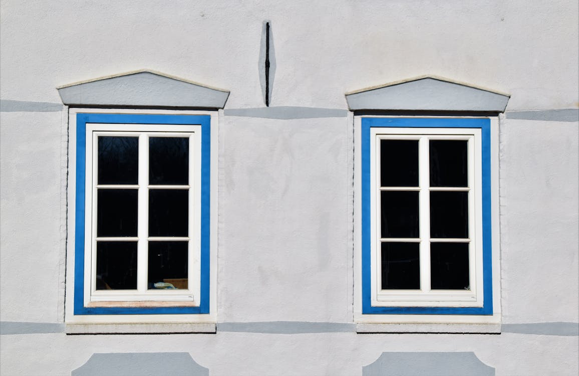 Montaż karnisza nad oknem