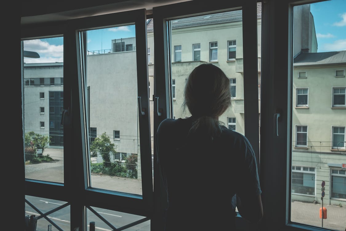 Przyklejenie folii na okno