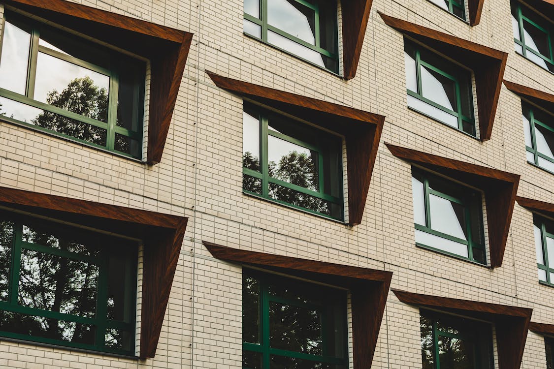 Układanie lampek na ramie okna