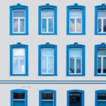 jak zamontować karnisz nad oknem