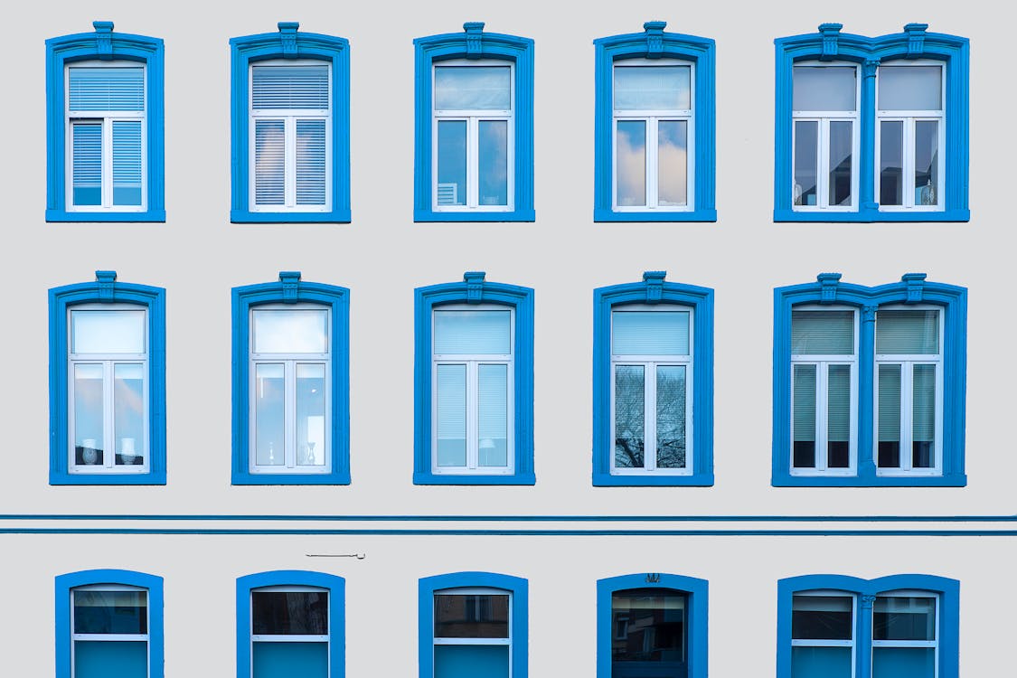 jak zamontować karnisz nad oknem