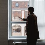 jak układać panele podłogowe względem okna