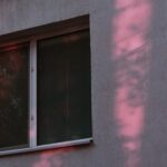 jak ustawić biurko względem okna