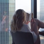 jak powiesić lampki na oknie