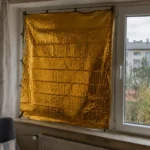 Koc termiczny powieszony w oknie według poradnika jak powiesić koc termiczny w oknie